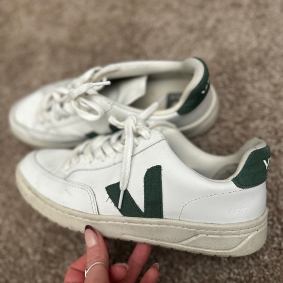 Veja V-12 Sneaker - Picture 2 of 9